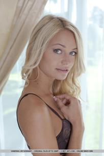 Vanessa J in Metart set Riflette