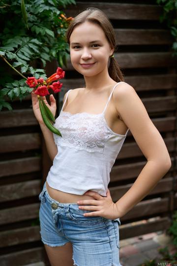 Yenn Cat in Metart set Garden Paradise